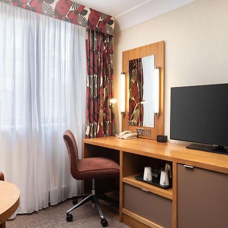 Отель Hilton London Olympia Экстерьер фото