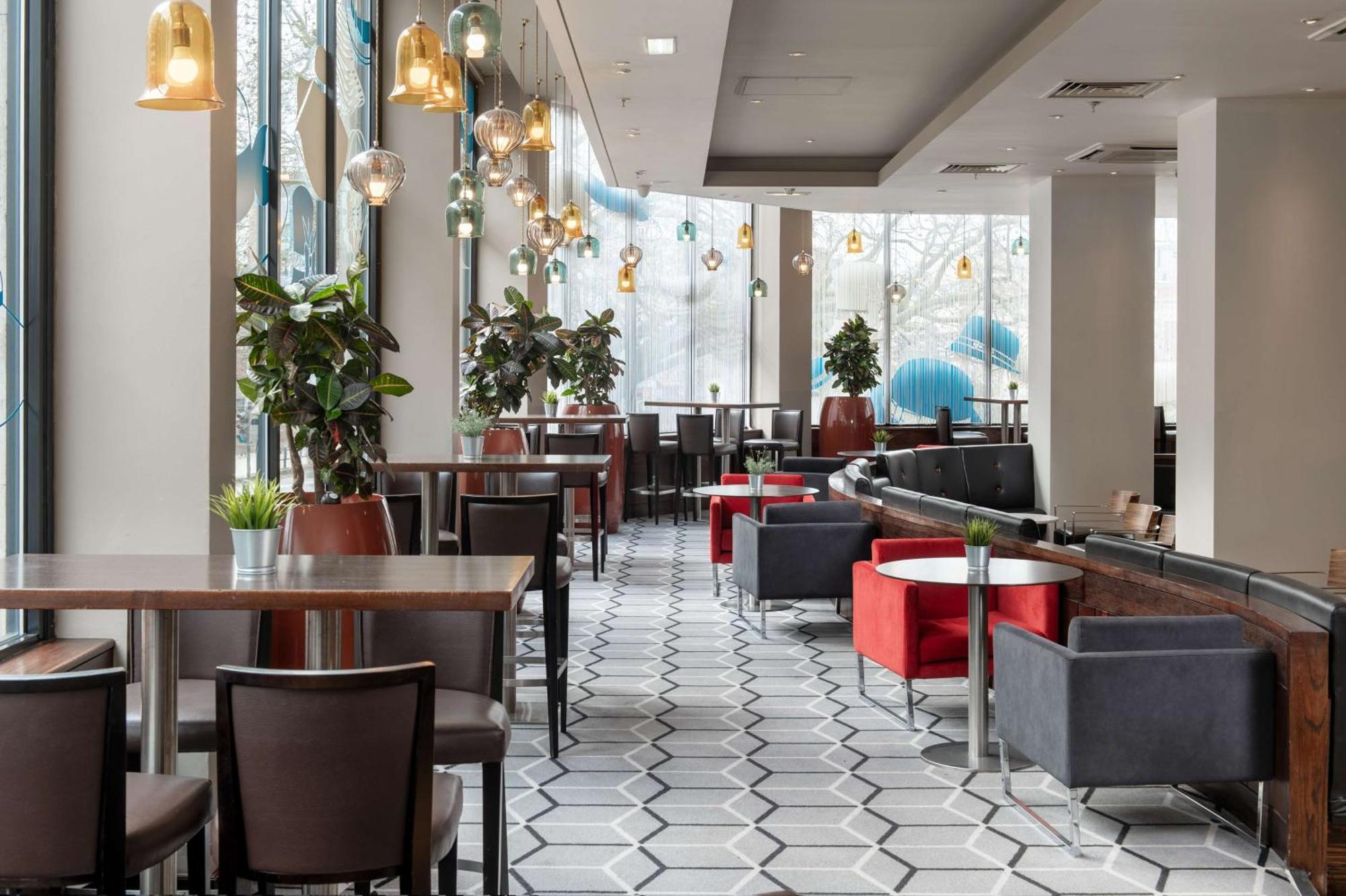 Отель Hilton London Olympia Экстерьер фото