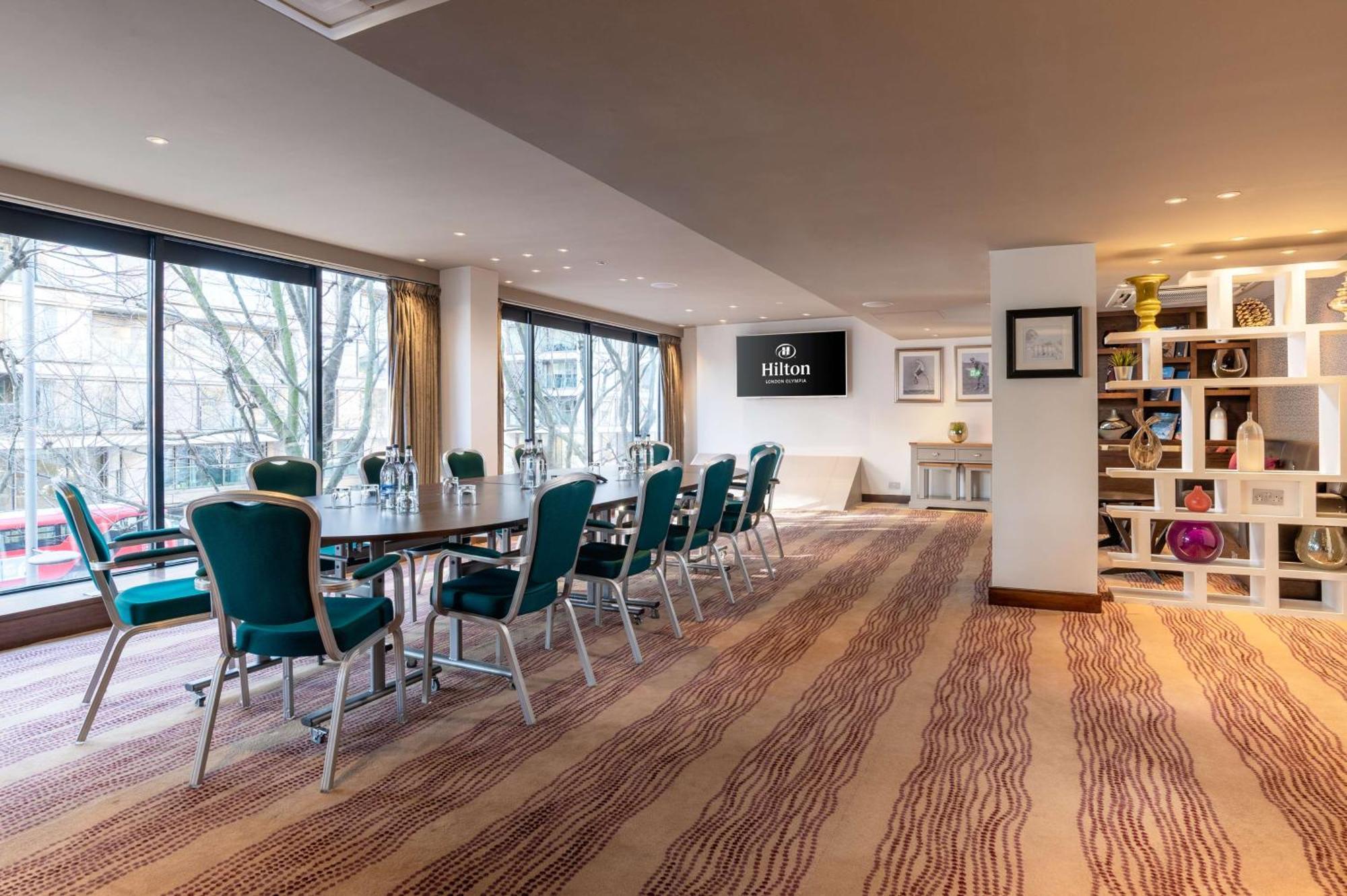 Отель Hilton London Olympia Экстерьер фото