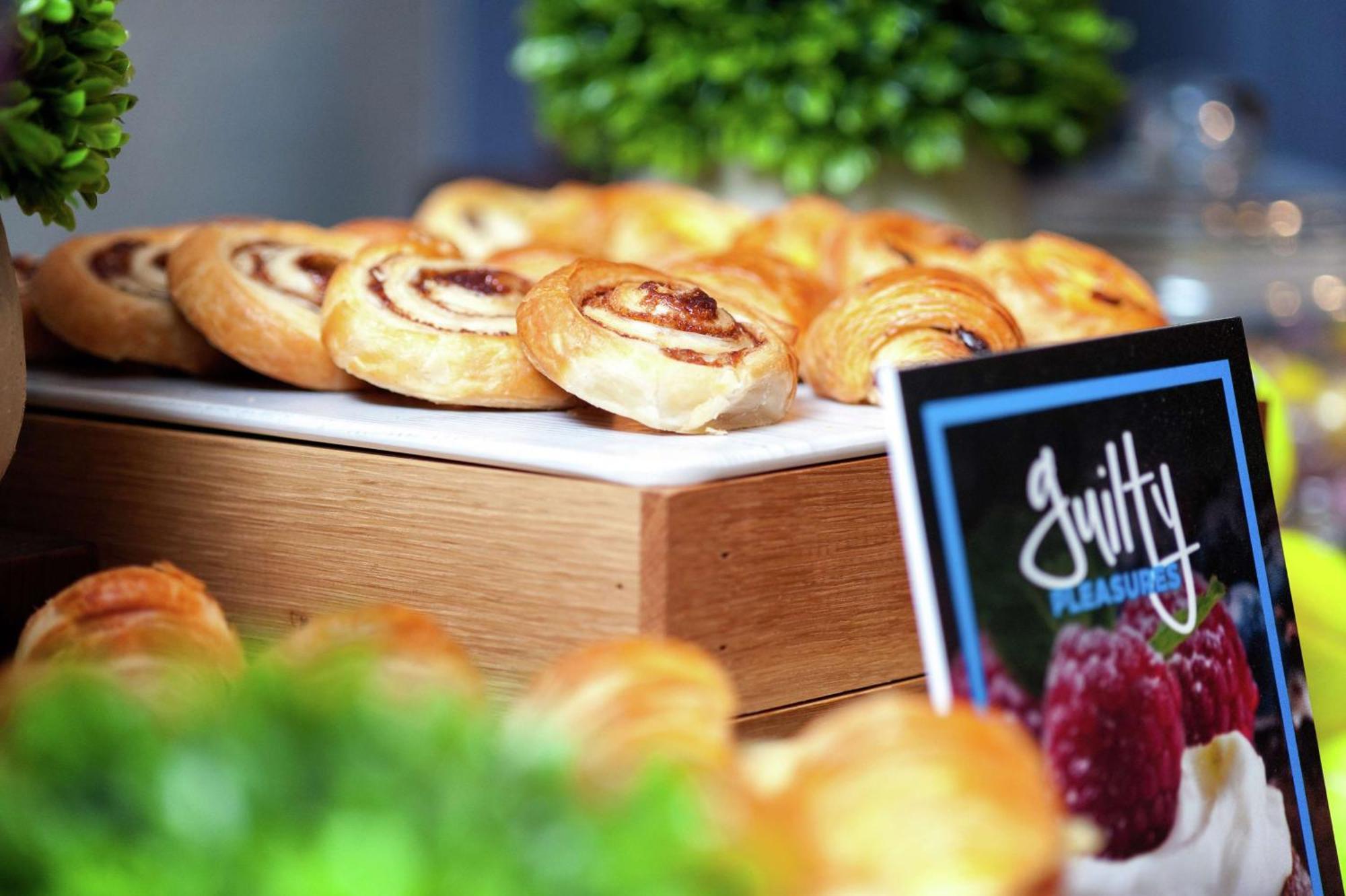 Отель Hilton London Olympia Экстерьер фото