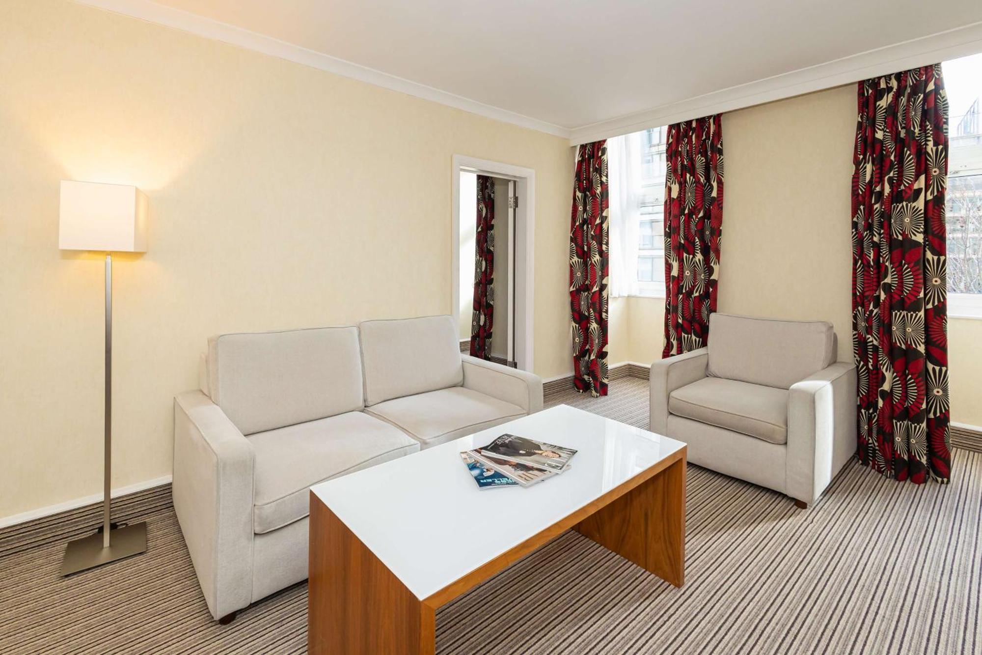 Отель Hilton London Olympia Экстерьер фото
