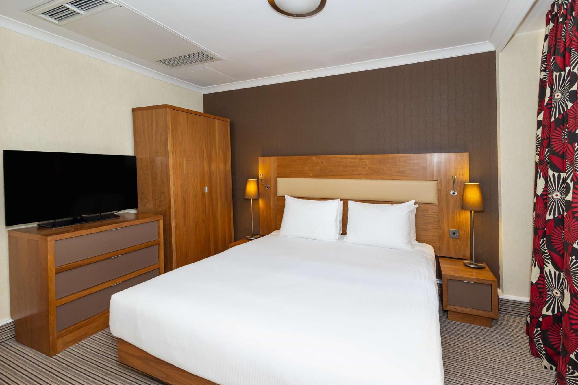 Отель Hilton London Olympia Экстерьер фото