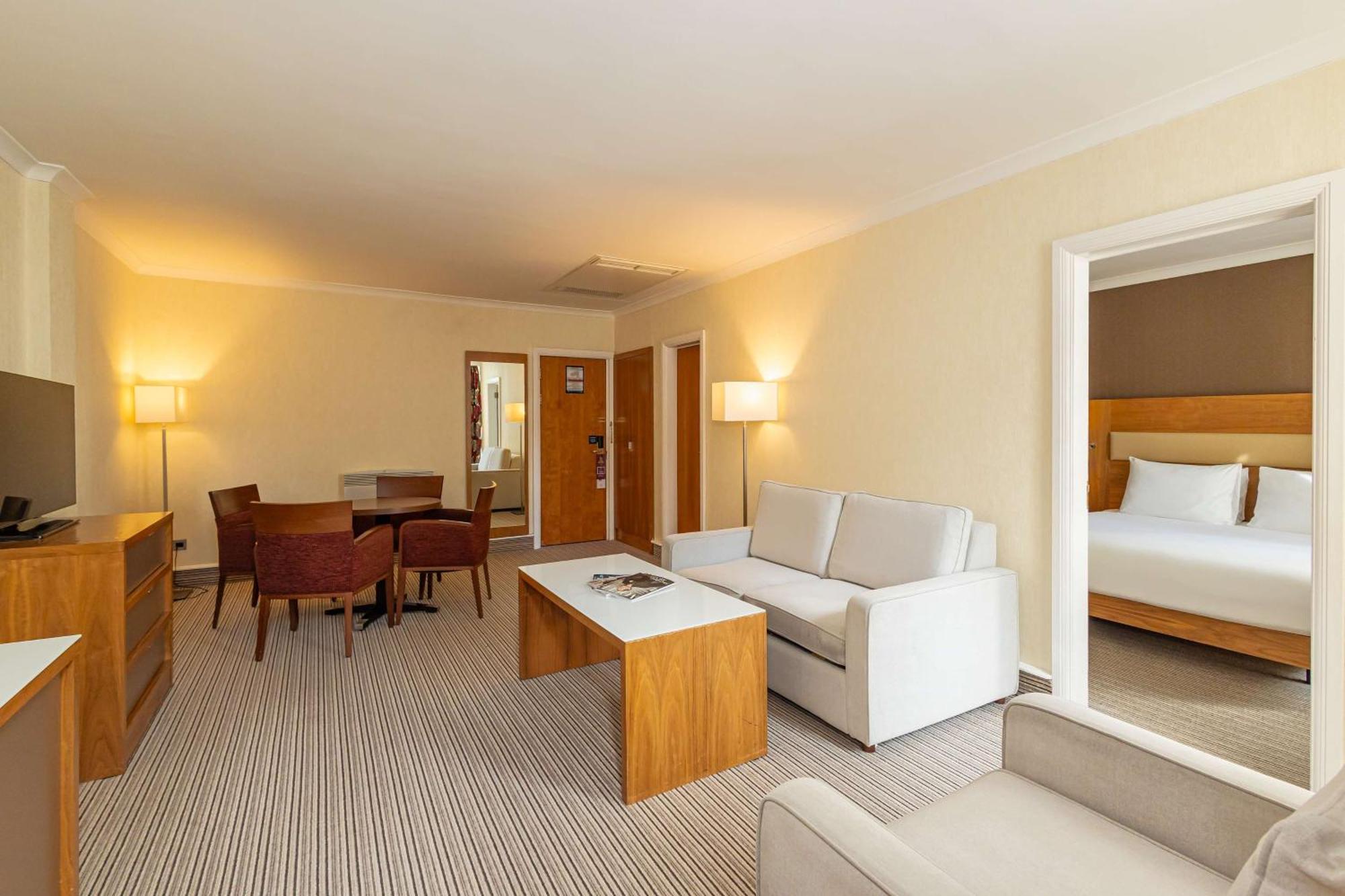 Отель Hilton London Olympia Экстерьер фото