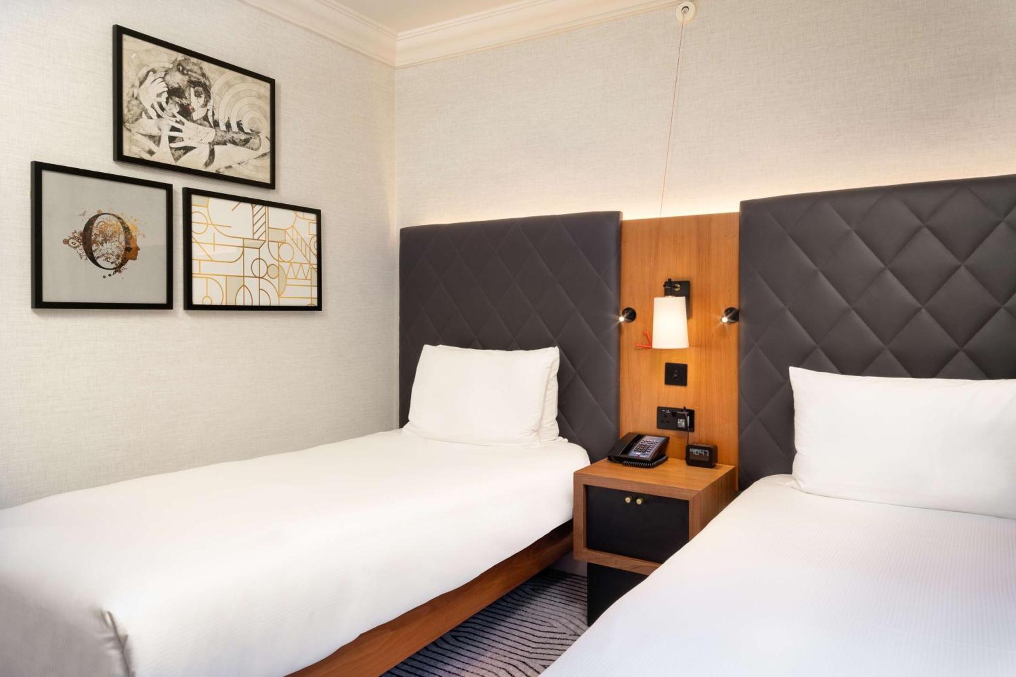 Отель Hilton London Olympia Экстерьер фото
