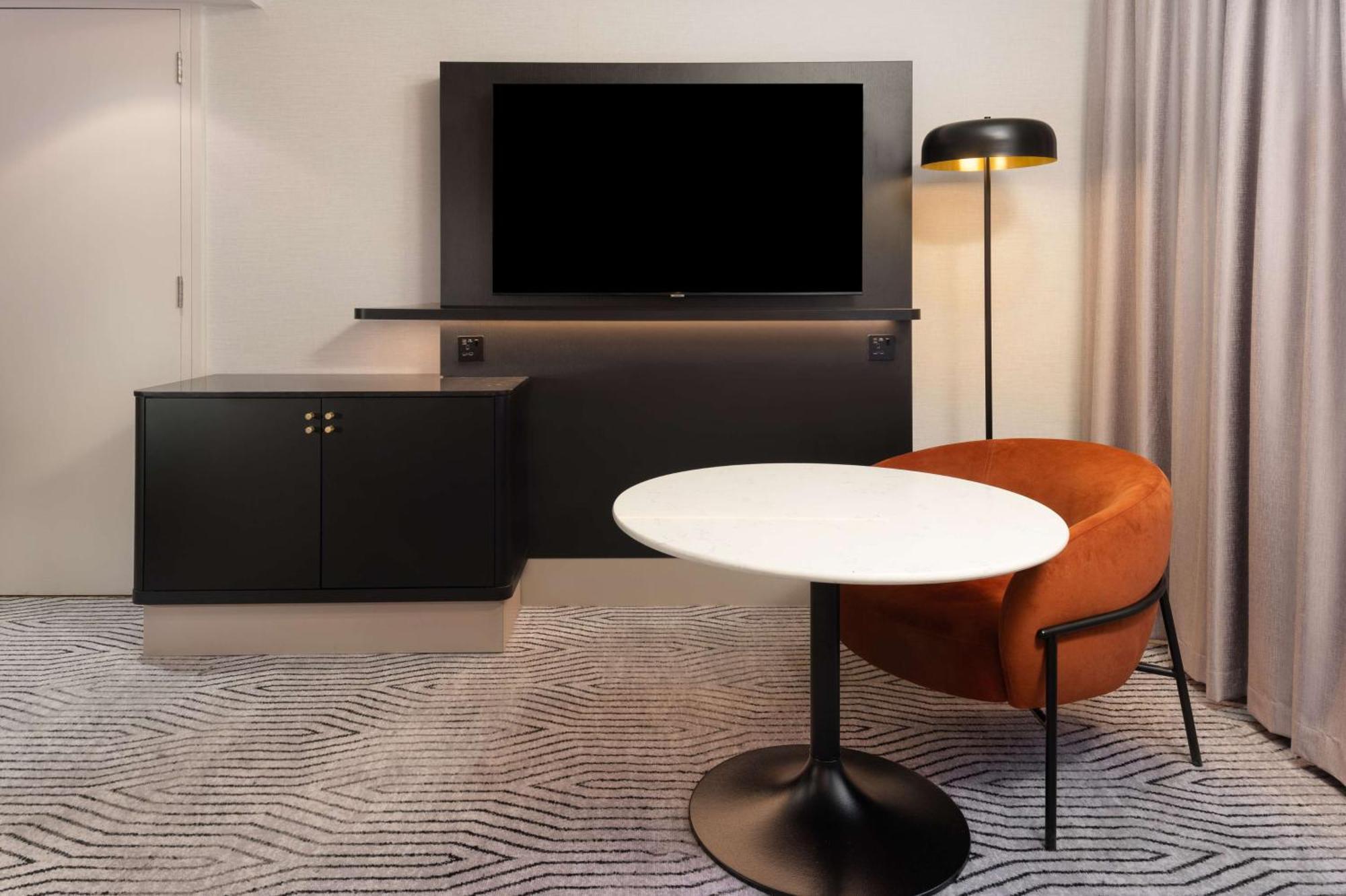 Отель Hilton London Olympia Экстерьер фото