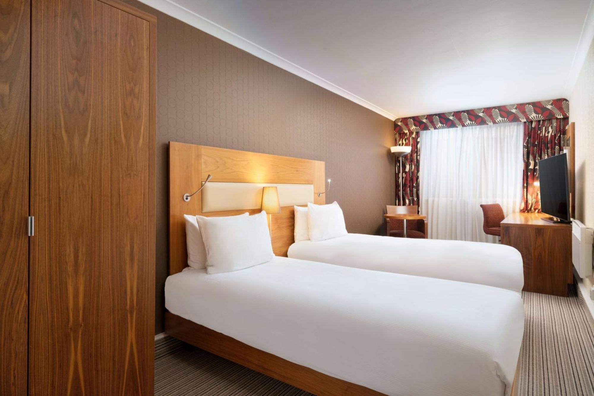 Отель Hilton London Olympia Экстерьер фото