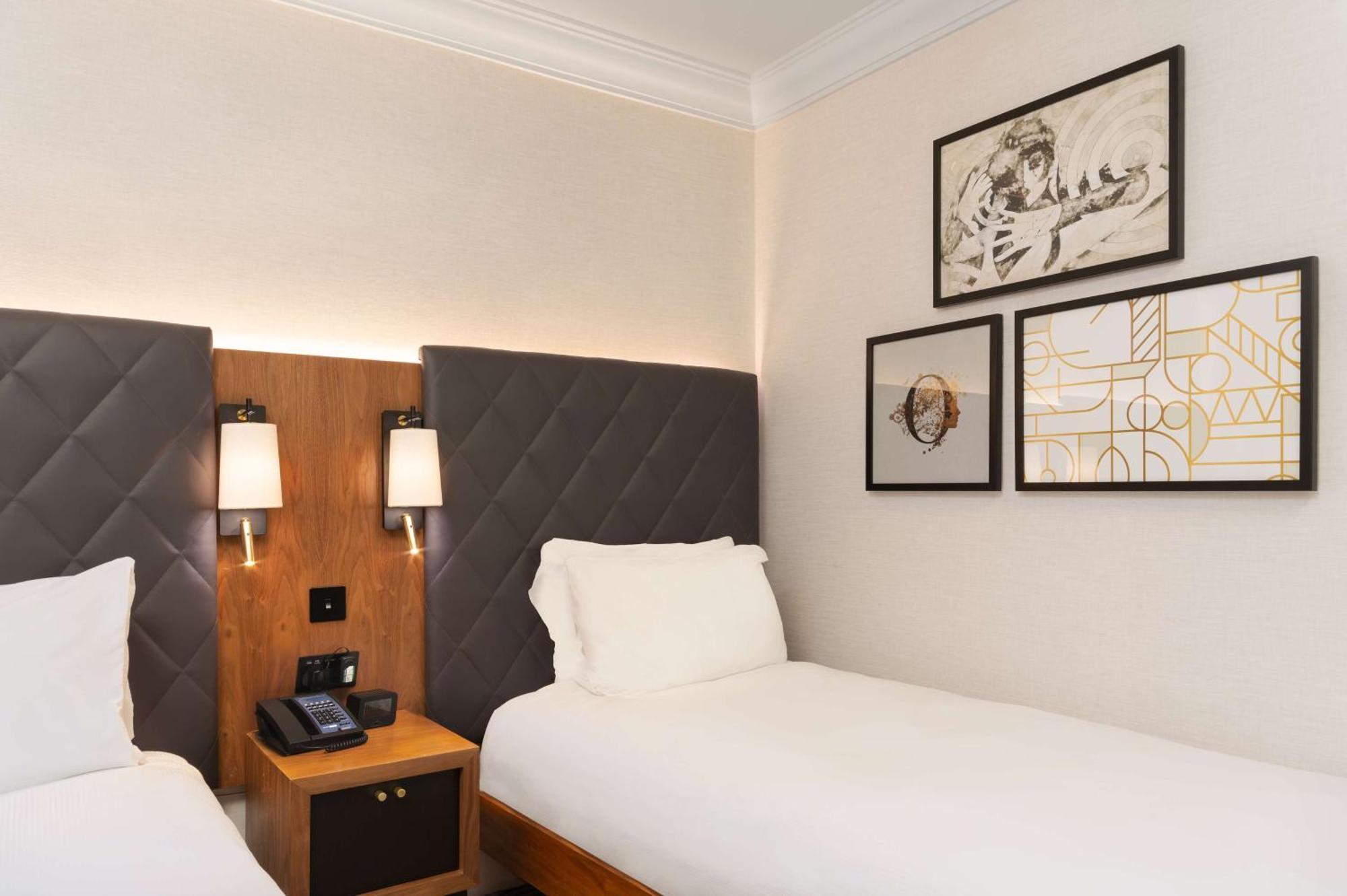Отель Hilton London Olympia Экстерьер фото