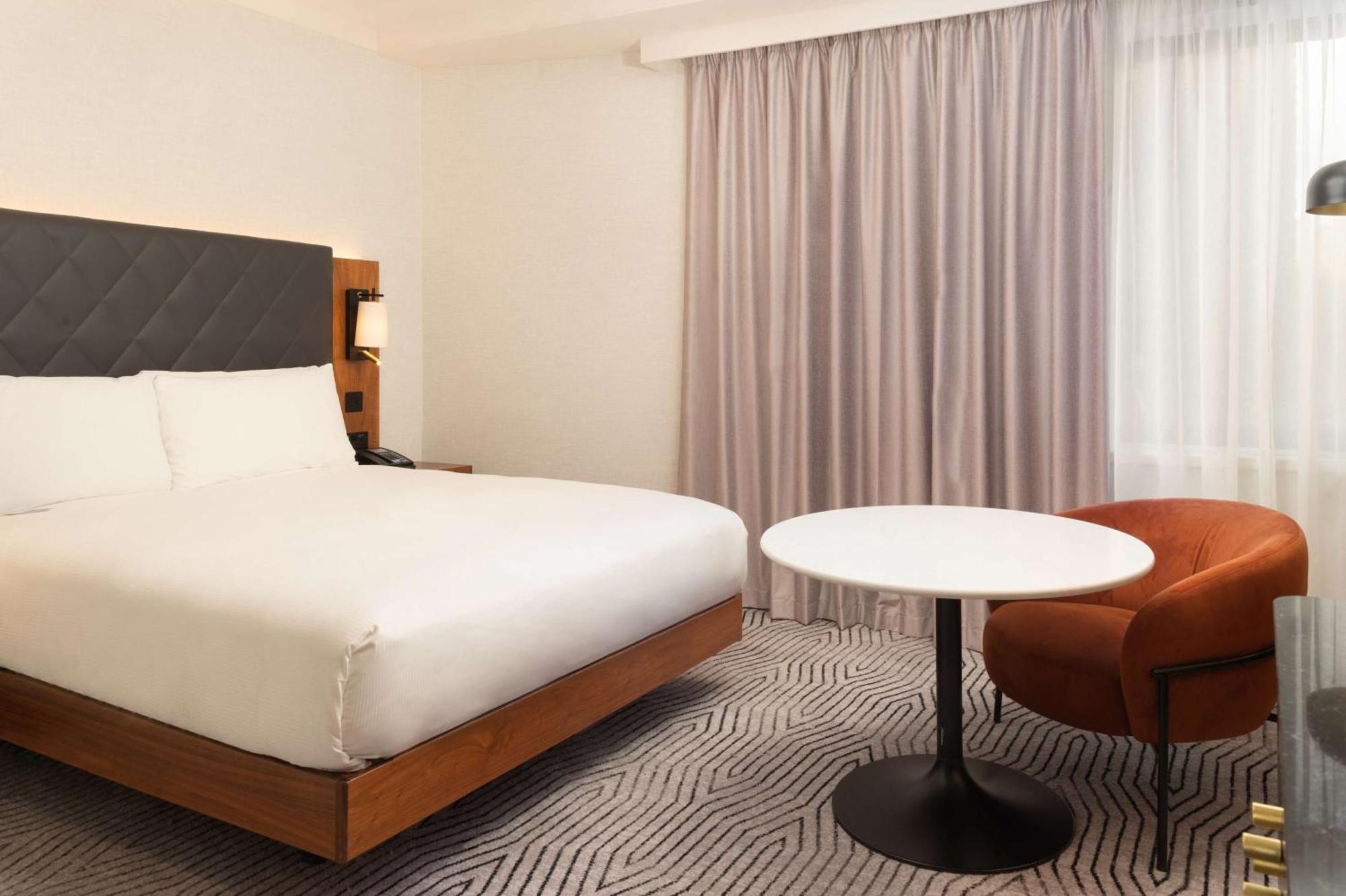 Отель Hilton London Olympia Экстерьер фото