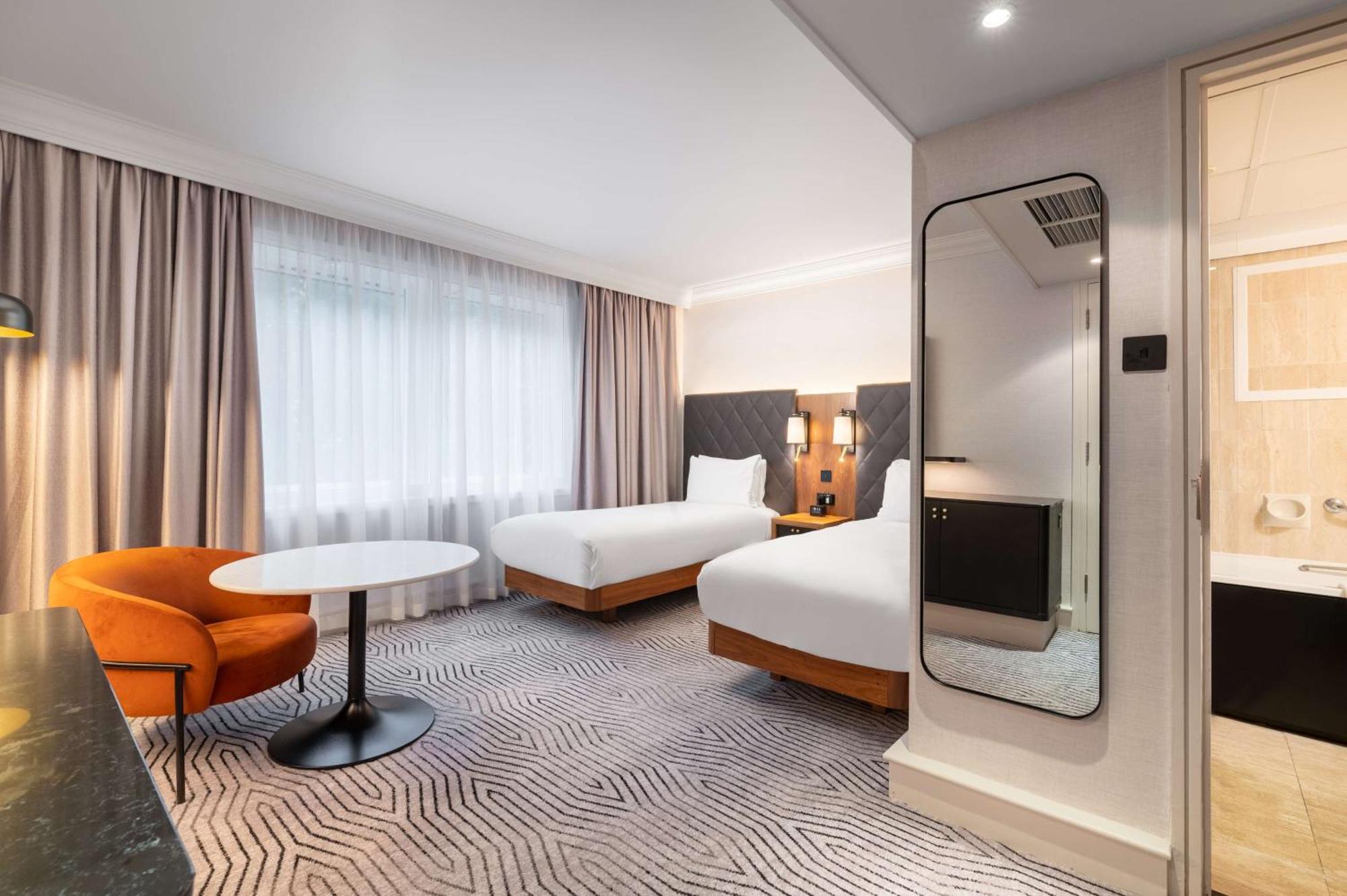 Отель Hilton London Olympia Экстерьер фото