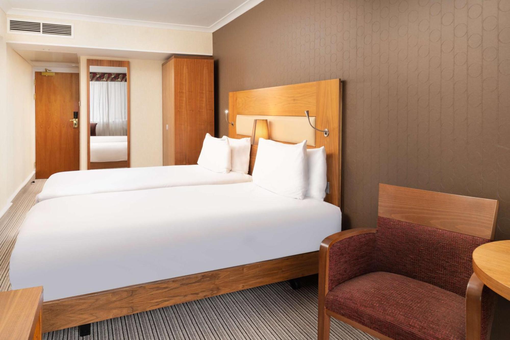 Отель Hilton London Olympia Экстерьер фото