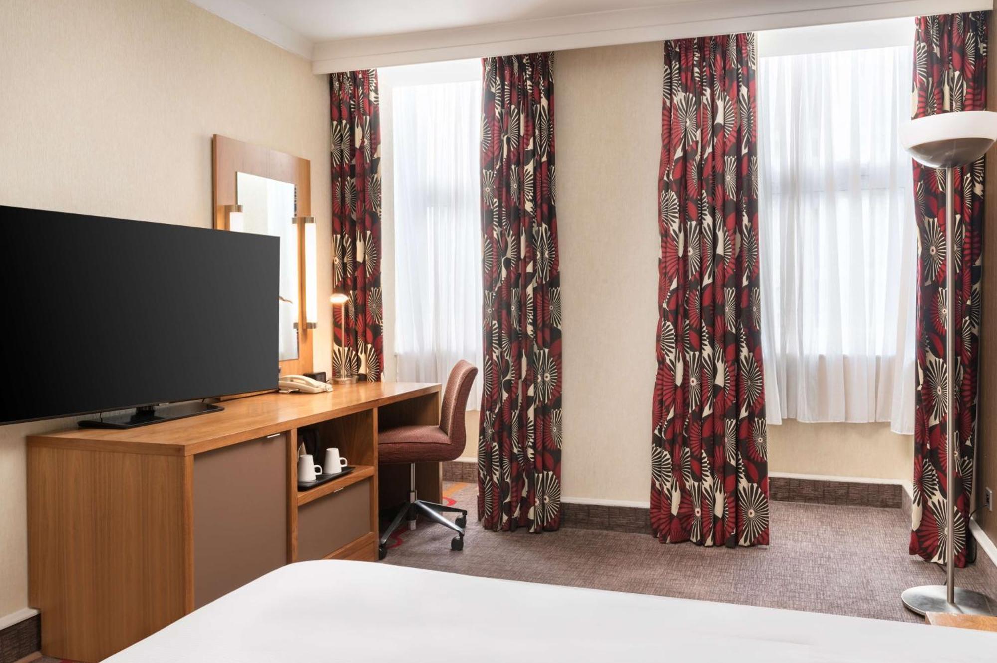 Отель Hilton London Olympia Экстерьер фото