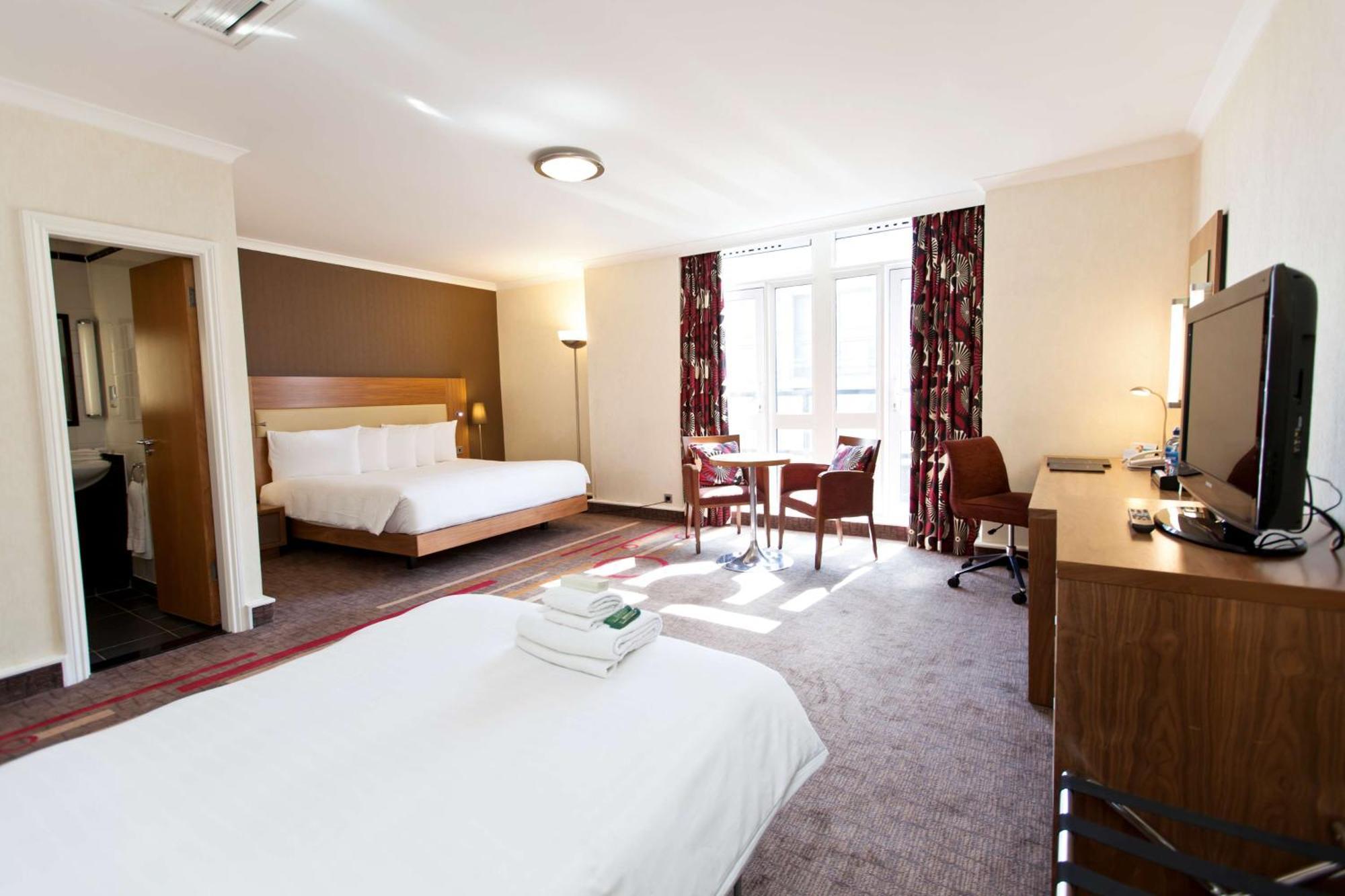 Отель Hilton London Olympia Экстерьер фото