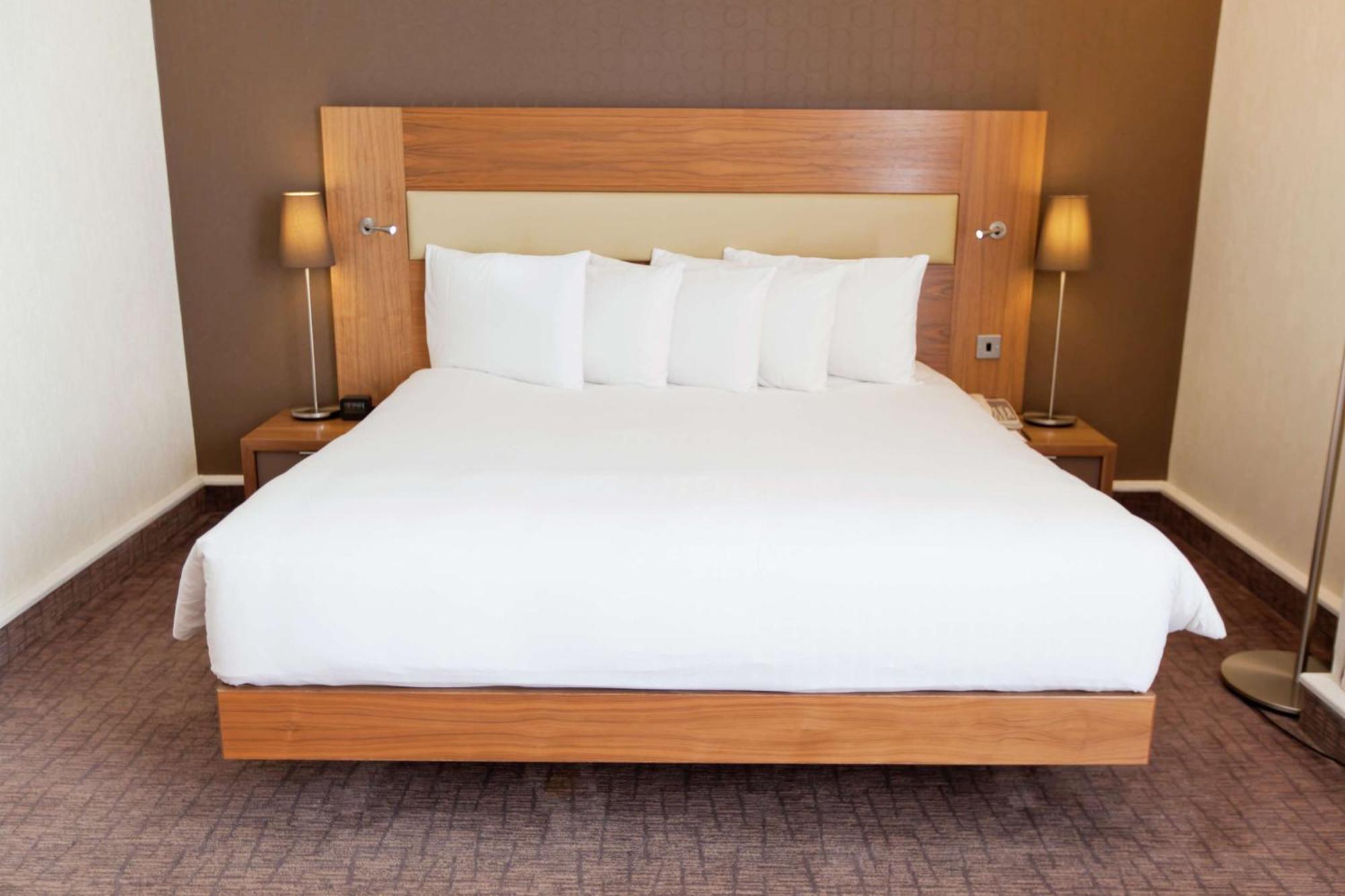 Отель Hilton London Olympia Экстерьер фото