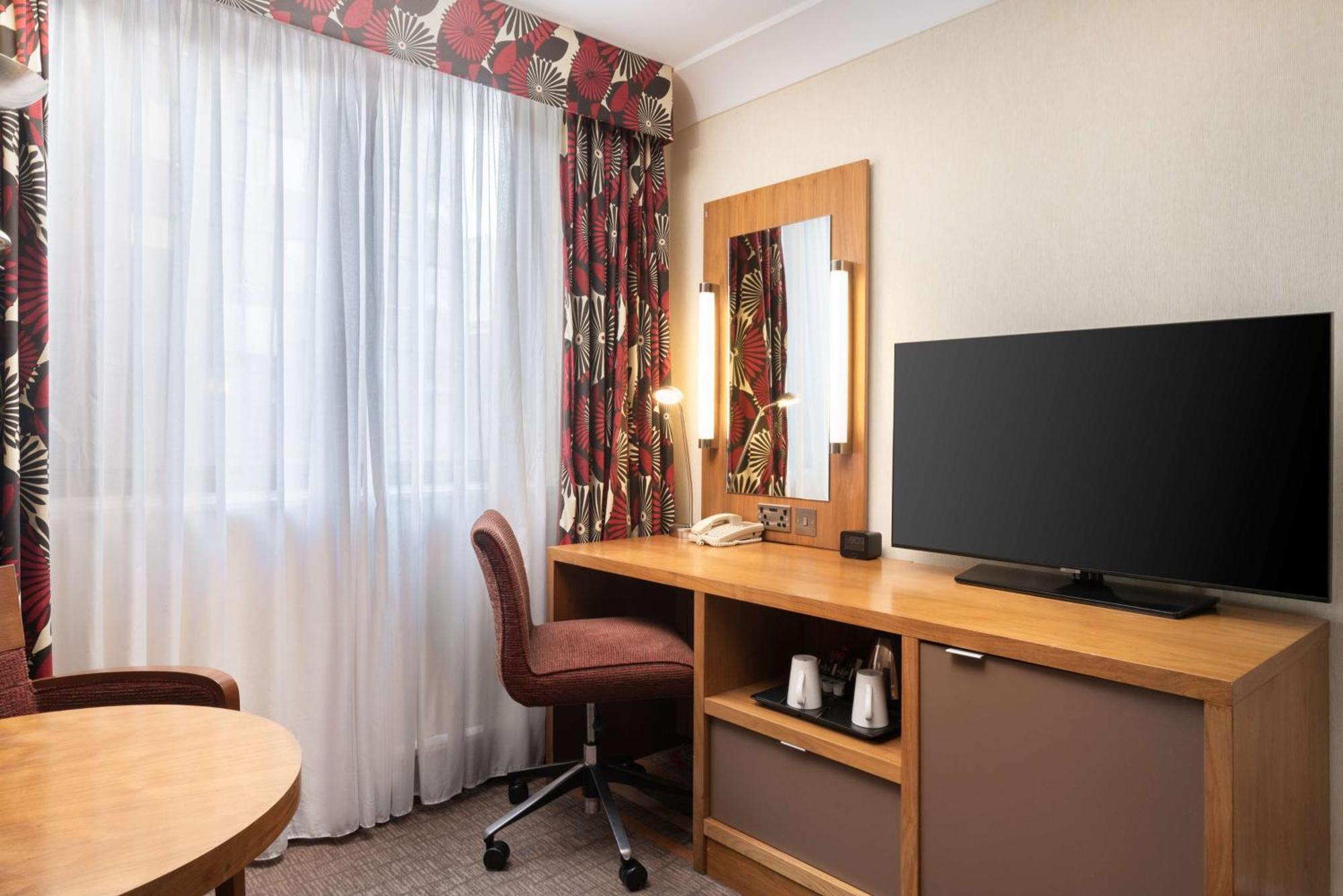 Отель Hilton London Olympia Экстерьер фото