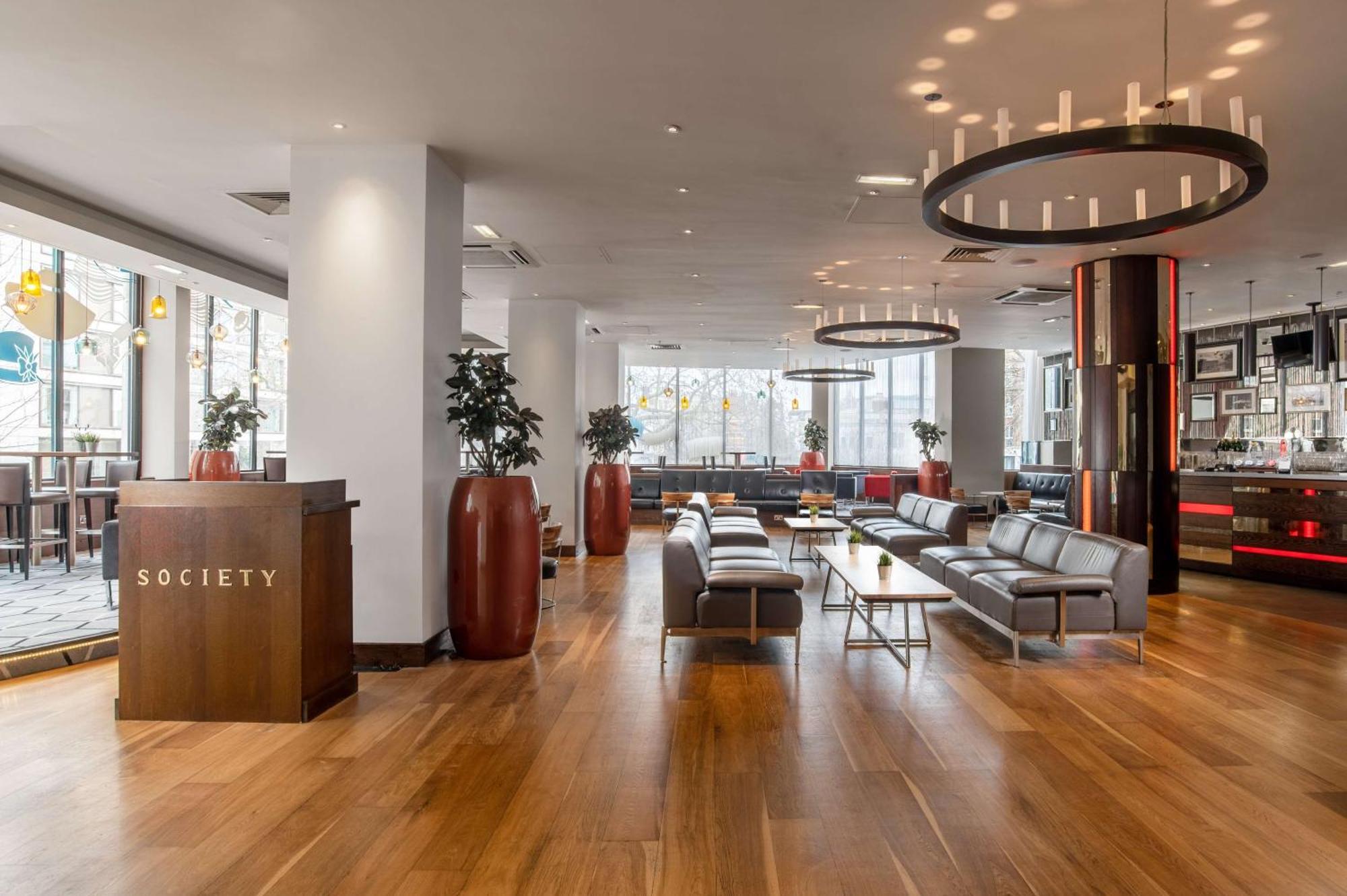 Отель Hilton London Olympia Экстерьер фото