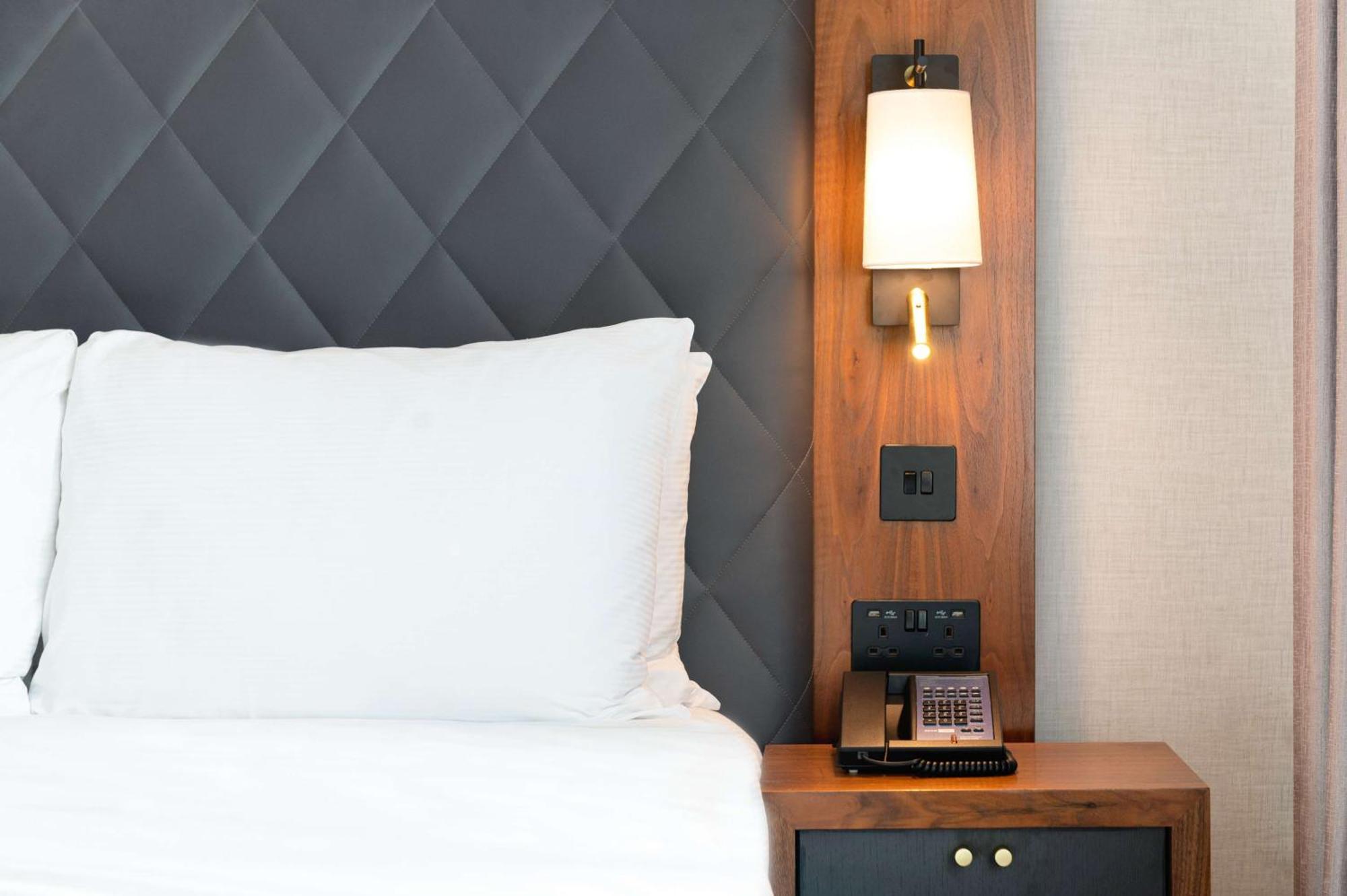 Отель Hilton London Olympia Экстерьер фото