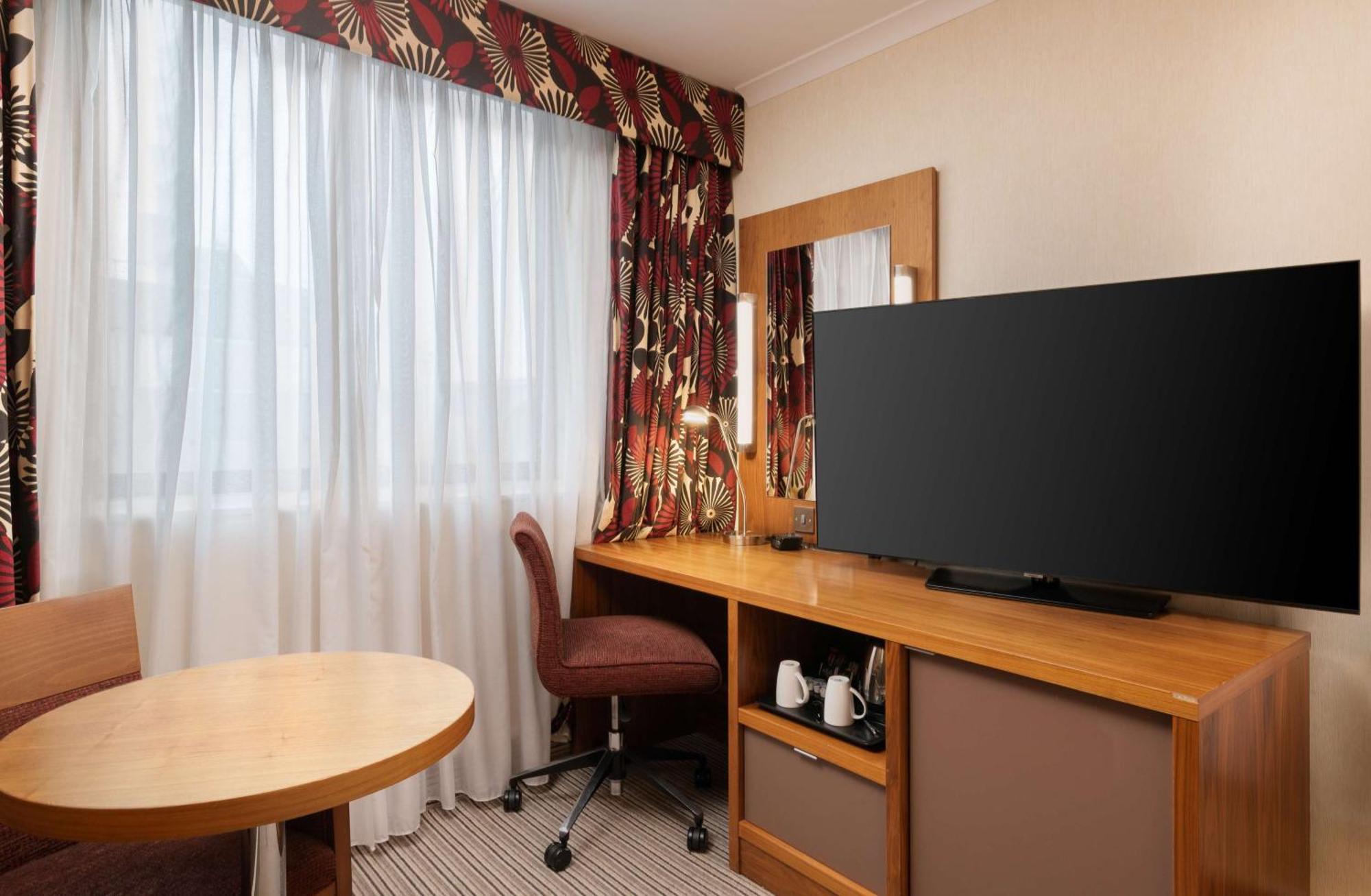 Отель Hilton London Olympia Экстерьер фото