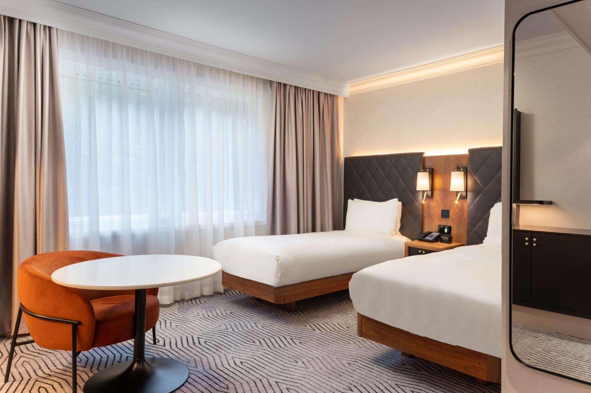 Отель Hilton London Olympia Экстерьер фото