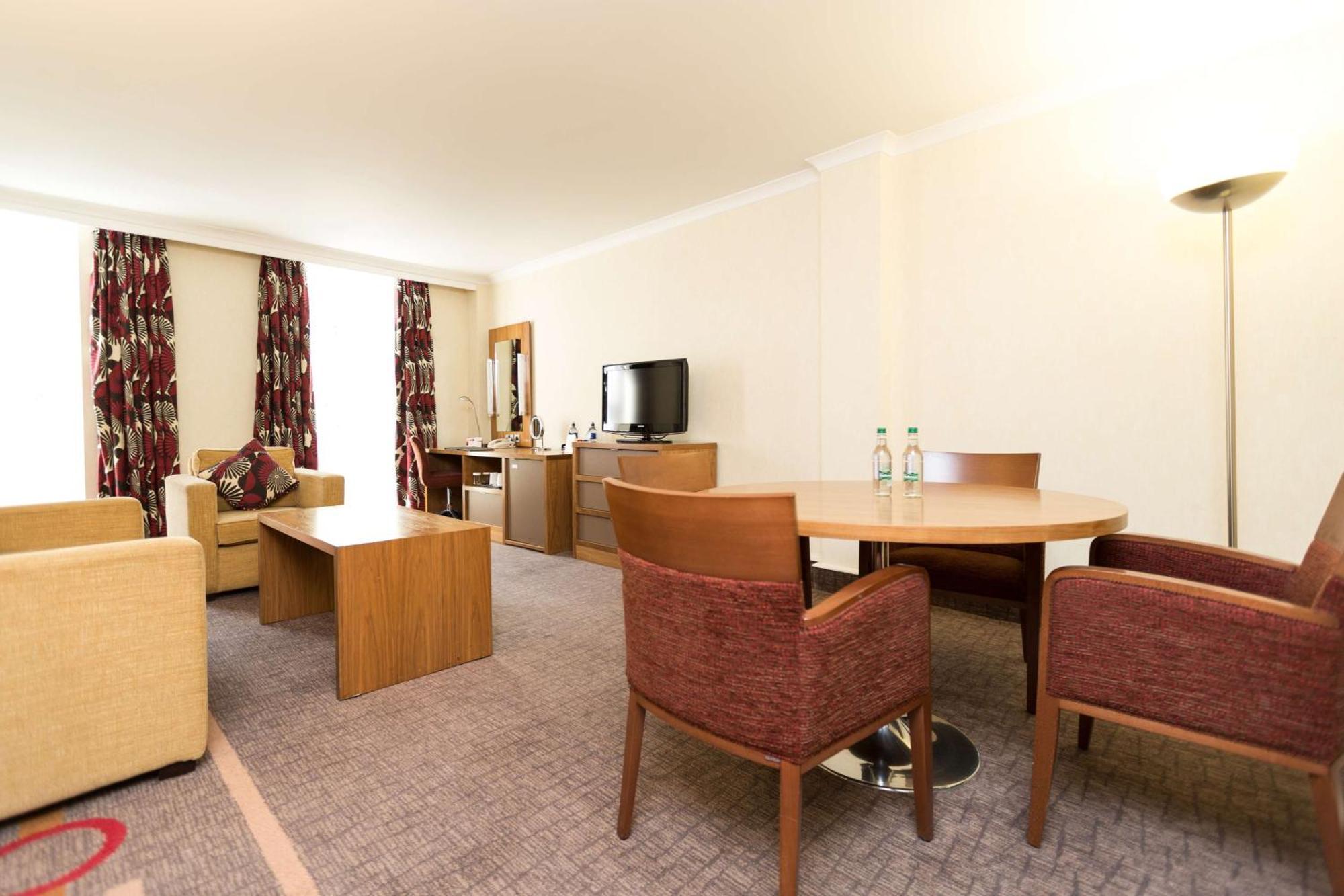 Отель Hilton London Olympia Экстерьер фото