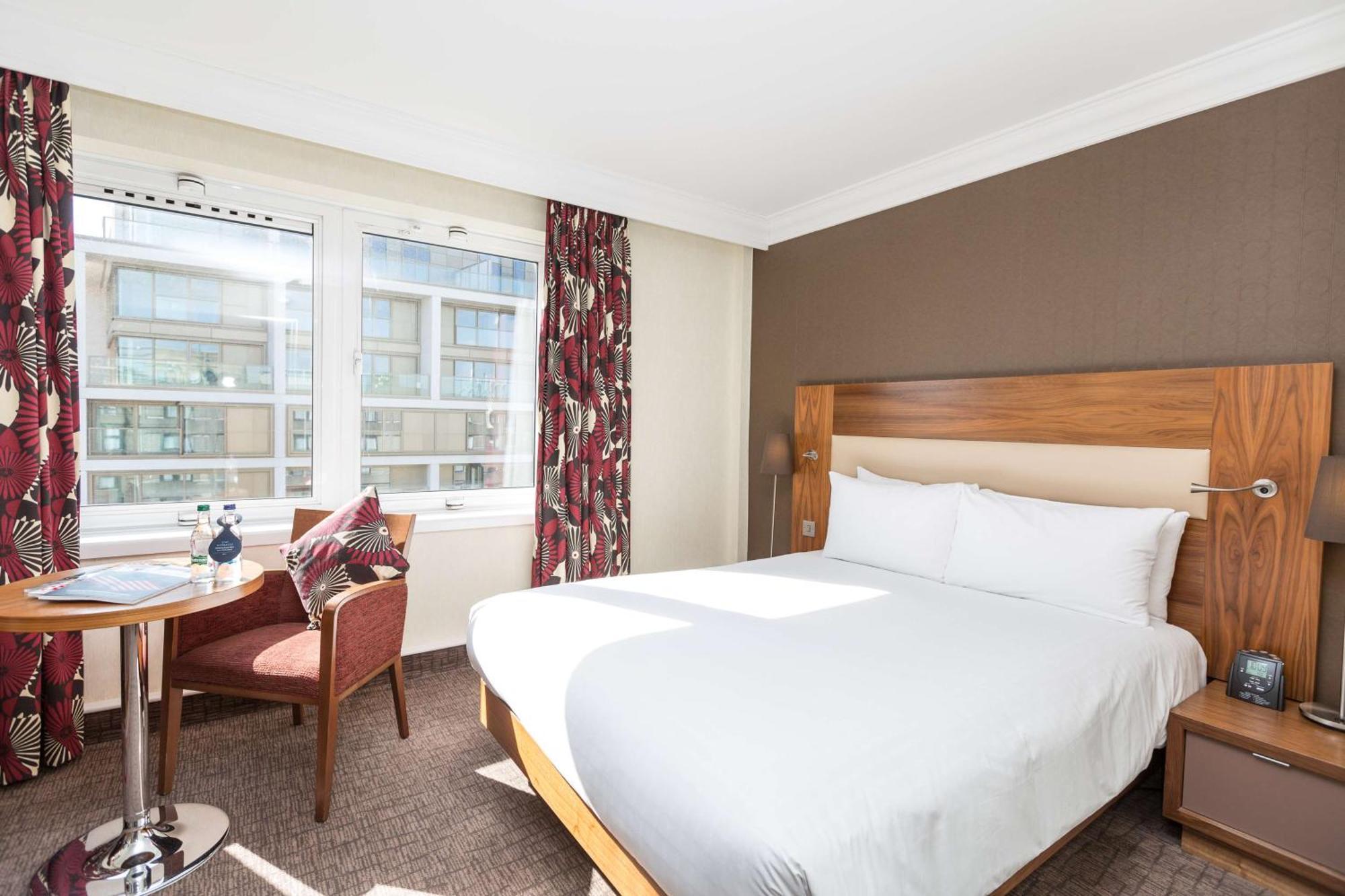 Отель Hilton London Olympia Экстерьер фото
