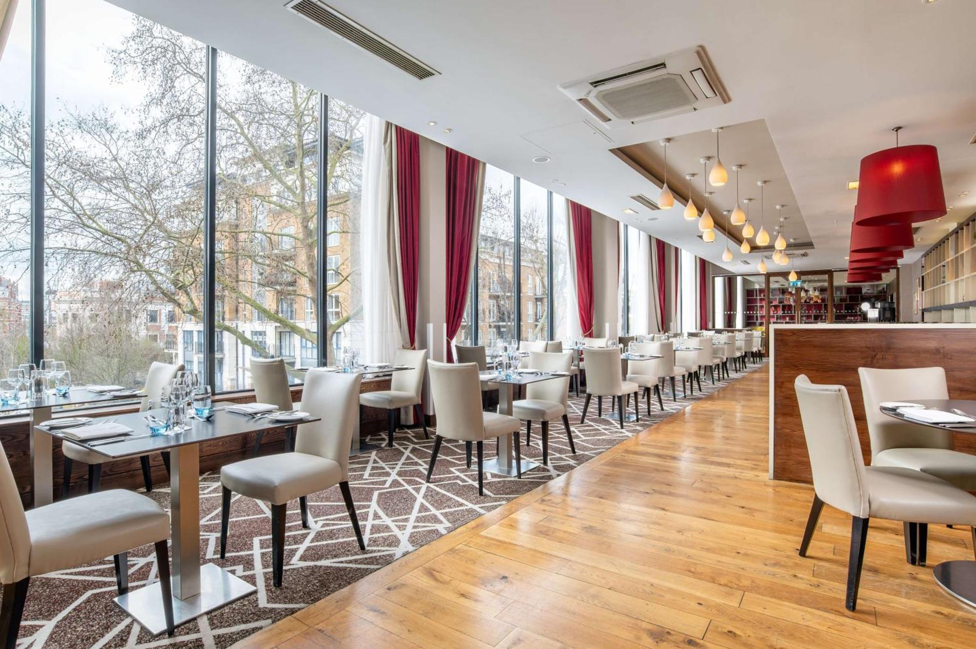 Отель Hilton London Olympia Экстерьер фото