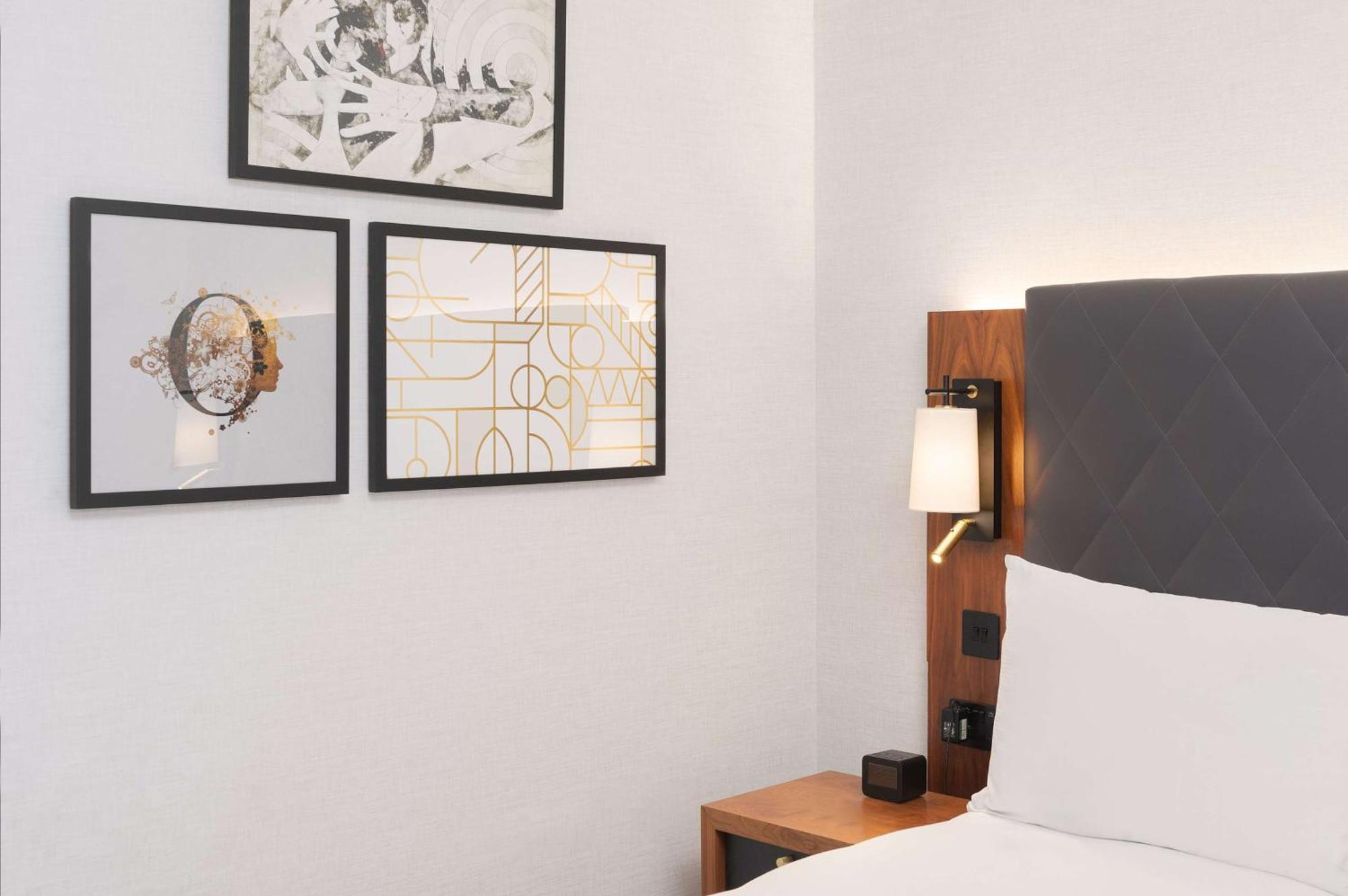 Отель Hilton London Olympia Экстерьер фото