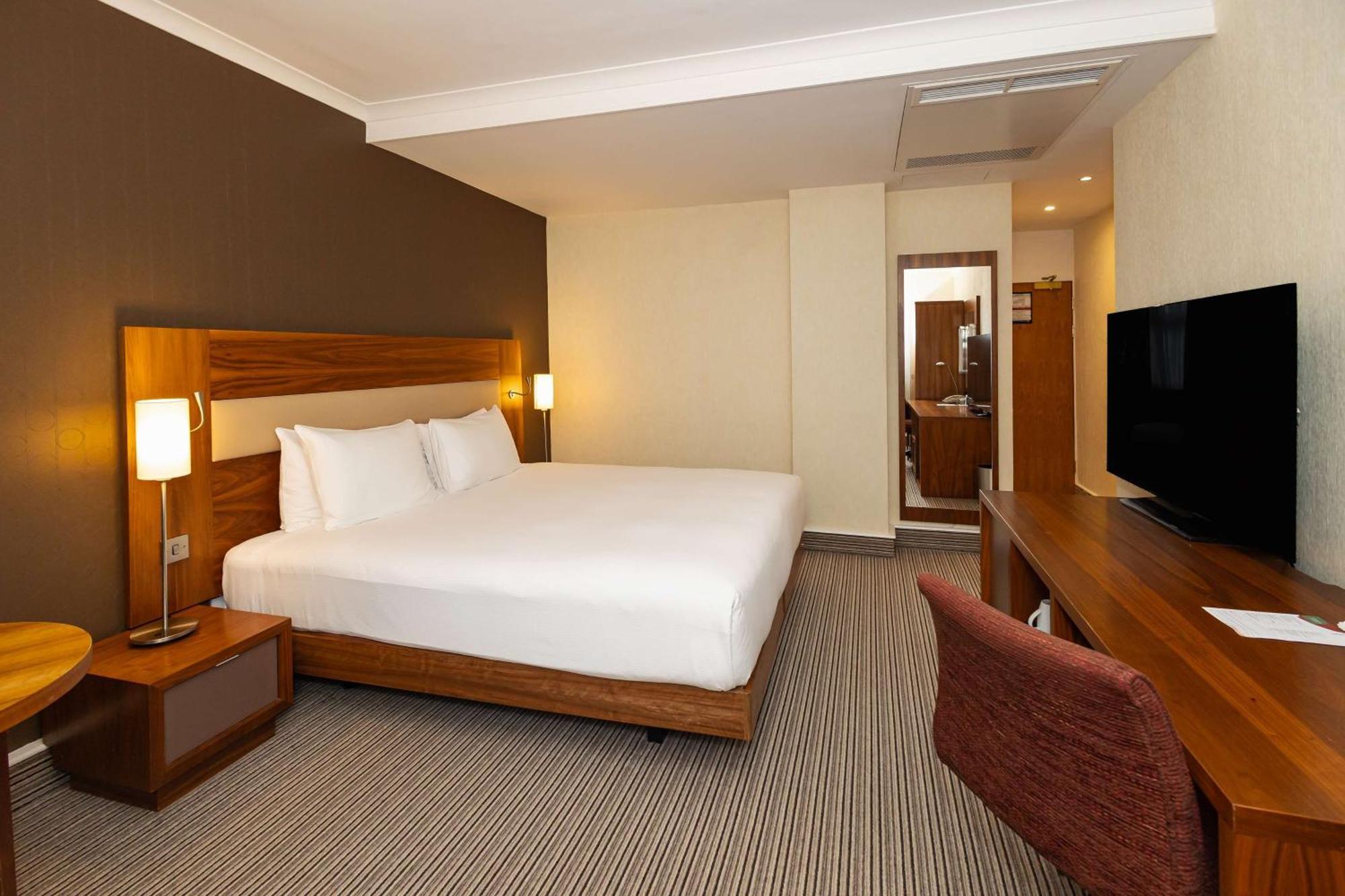 Отель Hilton London Olympia Экстерьер фото