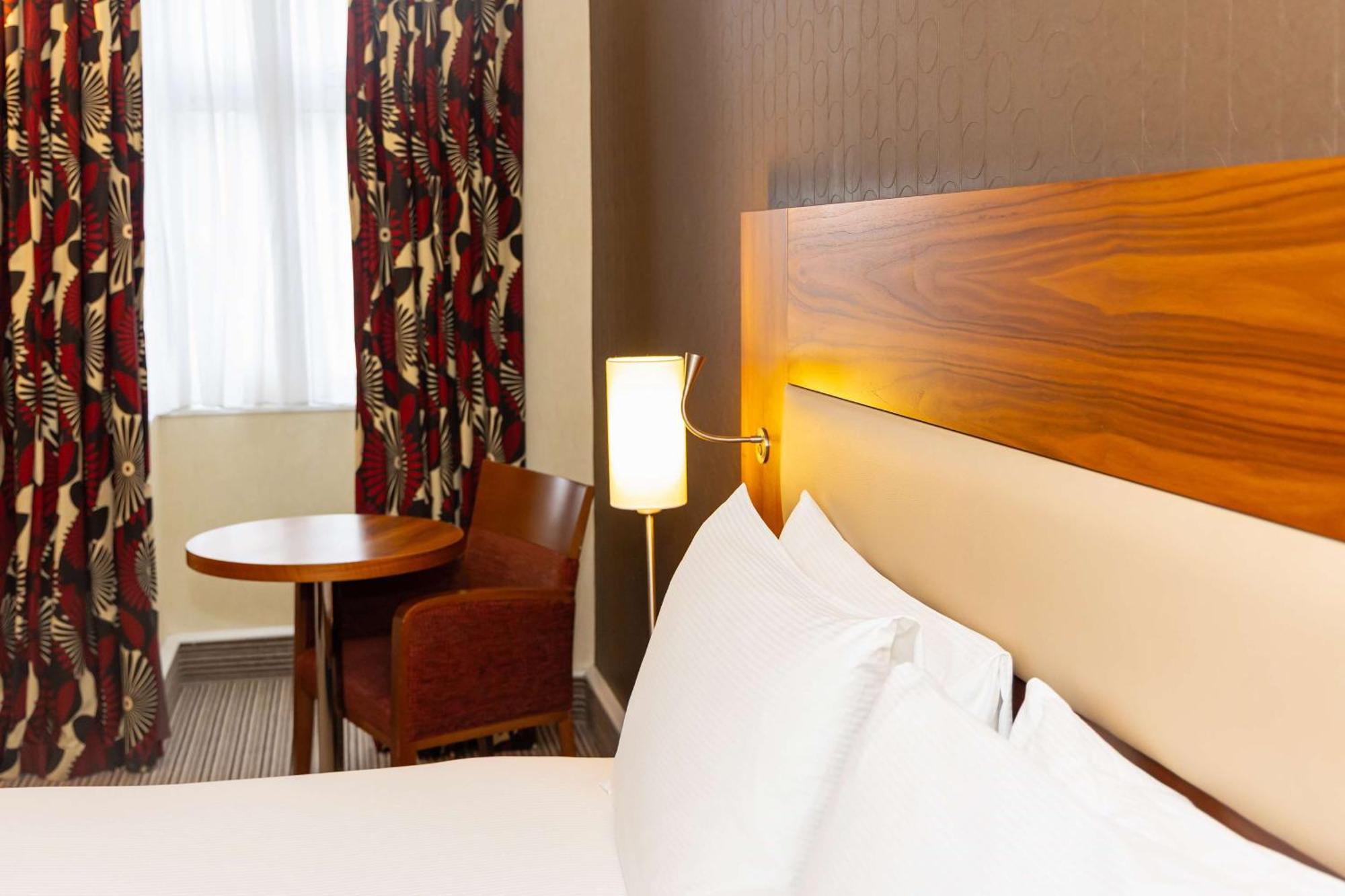 Отель Hilton London Olympia Экстерьер фото