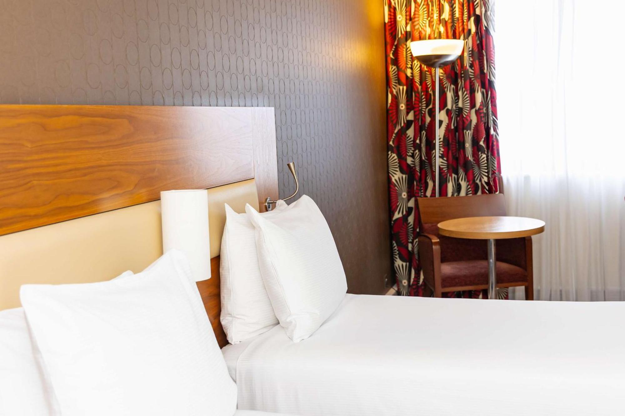 Отель Hilton London Olympia Экстерьер фото