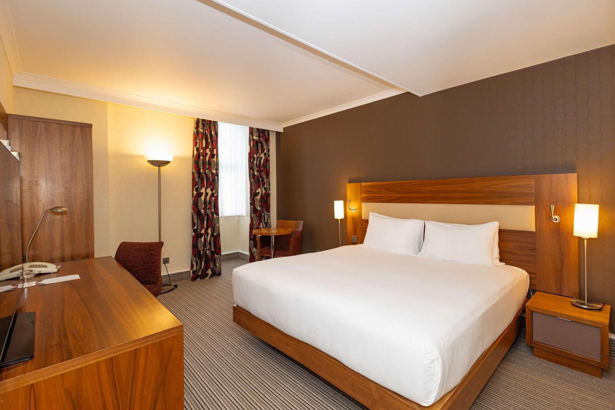 Отель Hilton London Olympia Экстерьер фото