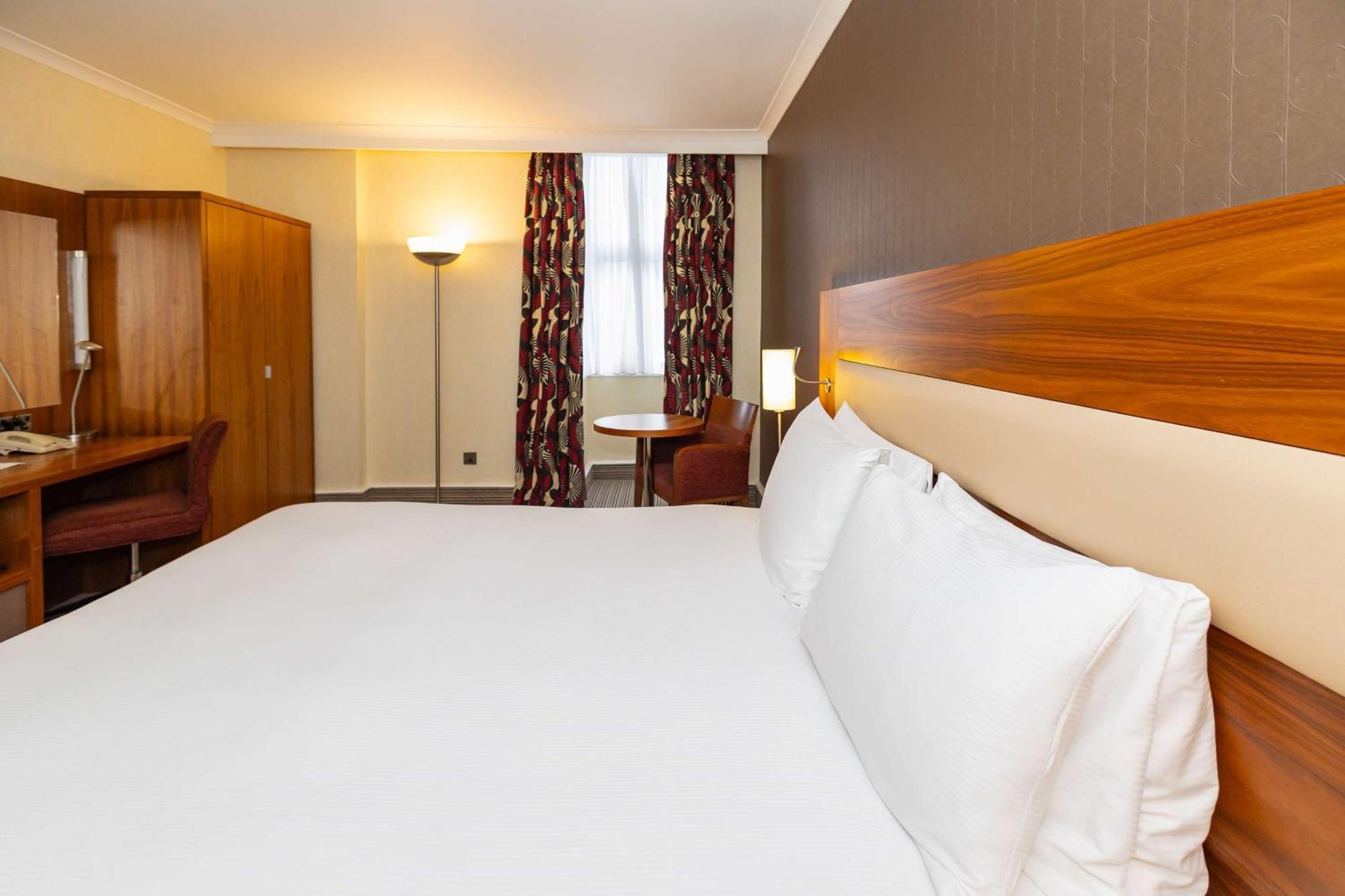 Отель Hilton London Olympia Экстерьер фото