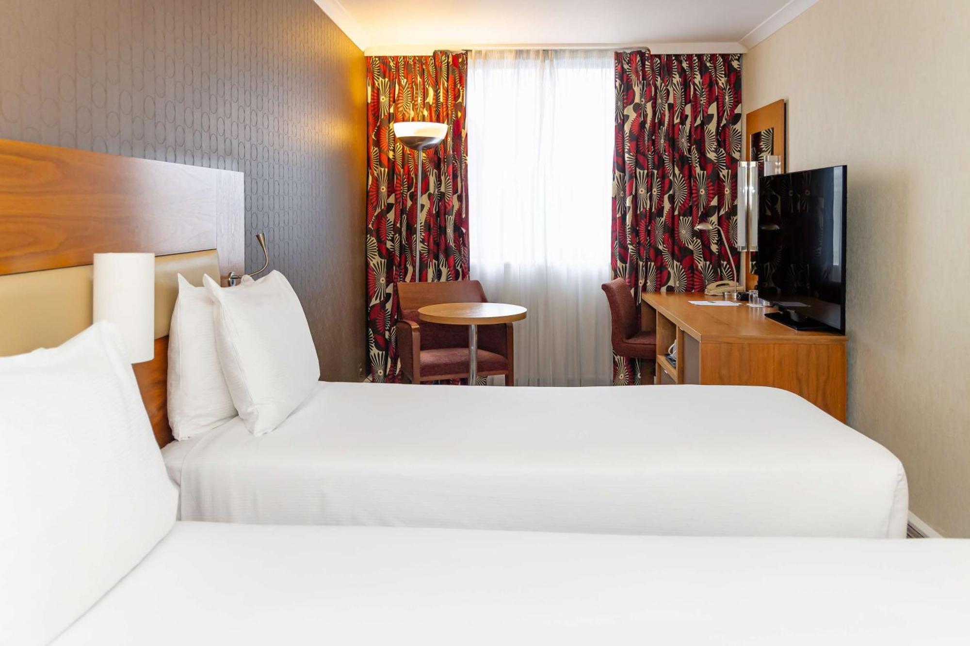 Отель Hilton London Olympia Экстерьер фото