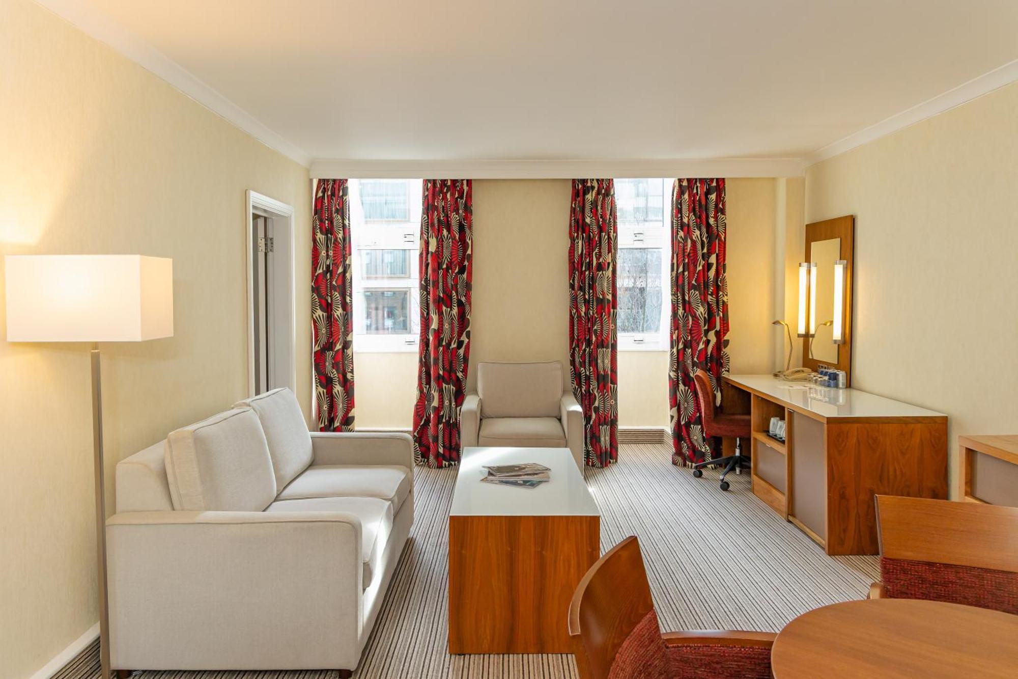Отель Hilton London Olympia Экстерьер фото
